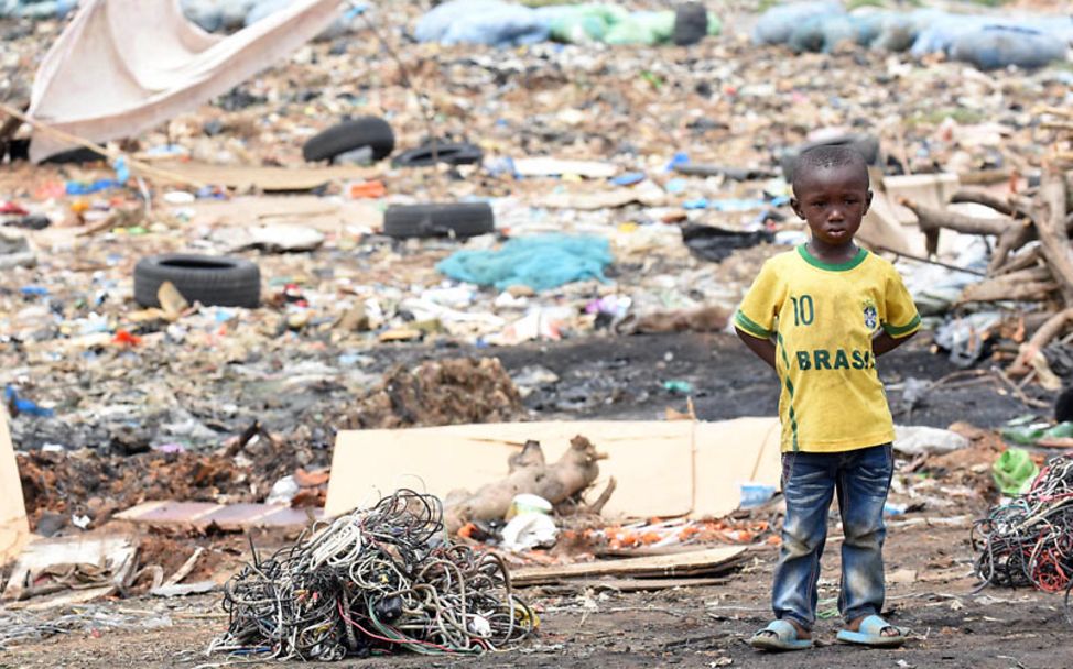 Elfenbeinküste: Kind auf einer Müllkippe