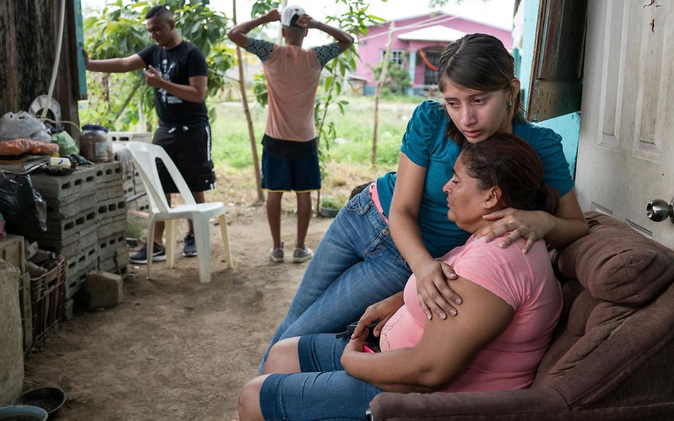 Honduras: Erics Mutter und Schwester umarmen sich.
