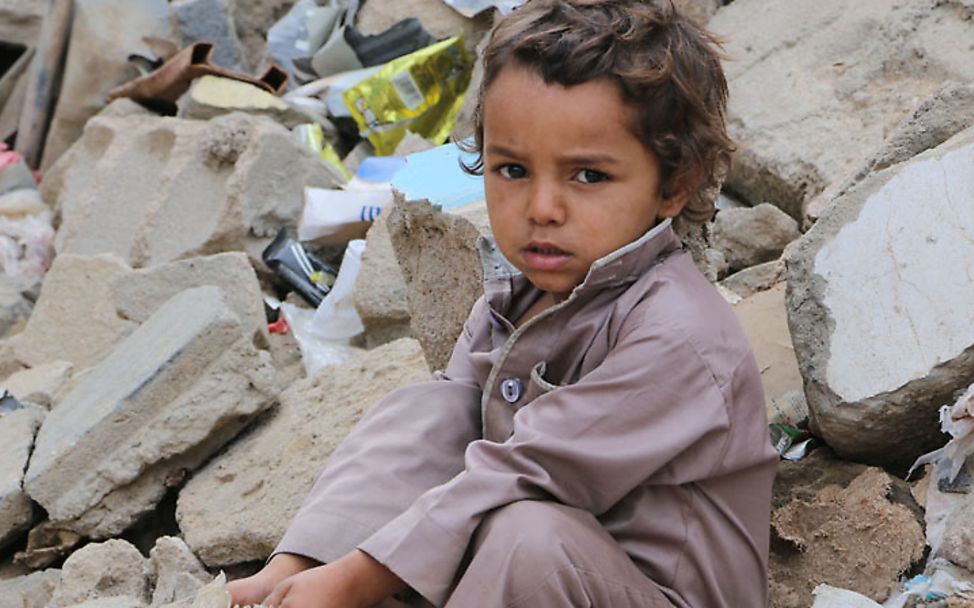 Jemen: Ein Kind sitzt zwischen Trümmern