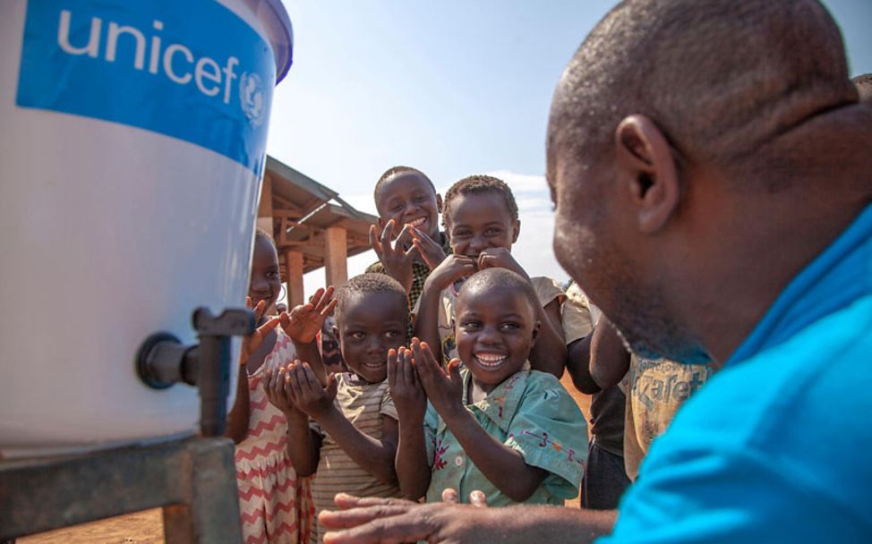 Ebola Kongo: Kinder lernen Hygiene an einem Wasserkanister
