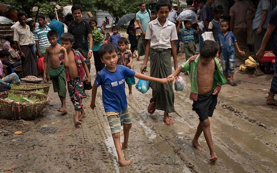 Rohingya Flüchtlingscamp: zwei Jungs laufen durch Schlamm