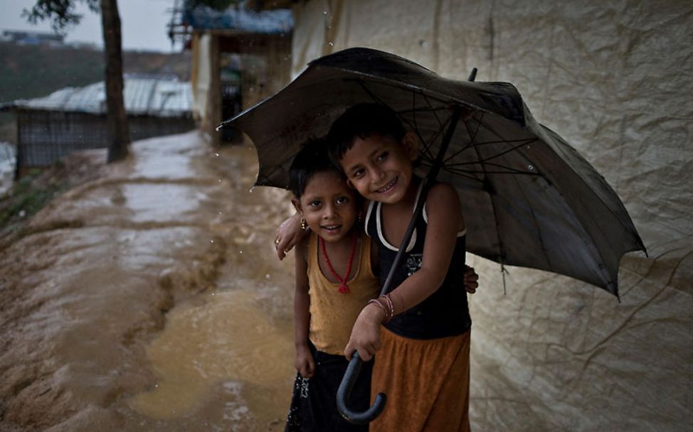 Rohingya Bangladesch: Zwei Kinder teilen sich einen Regenschirm