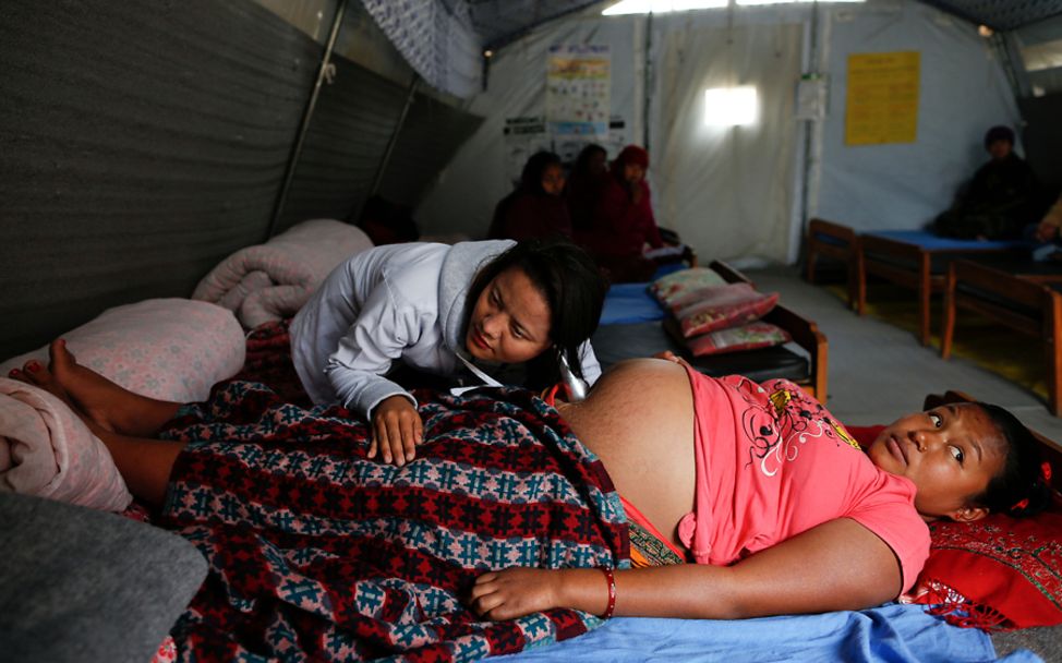 Wasserknappheit: Eine schwangere Frau wird in einer Notunterkunft untersucht.