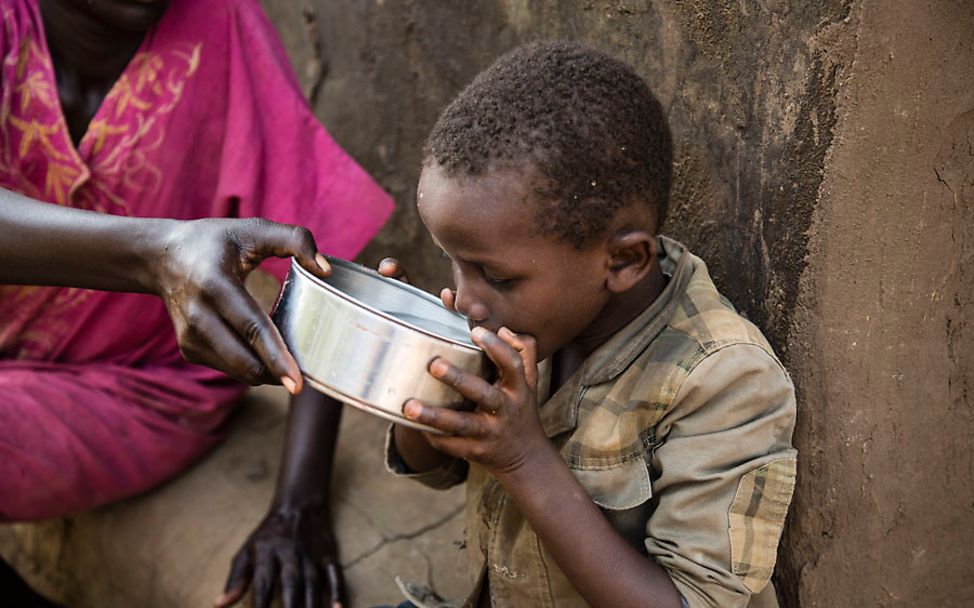 Der 5-jährige Baraka aus dem Südsudan muss verschmutztes Wasser trinken.
