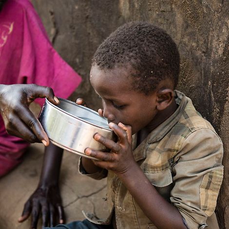 Der 5-jährige Baraka aus dem Südsudan muss verschmutztes Wasser trinken.