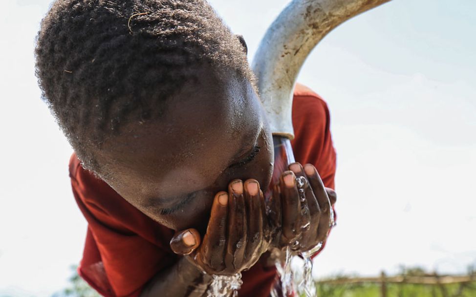 Wasserknappheit: Ein Junge trinkt aus einem Wasserhahn. 
