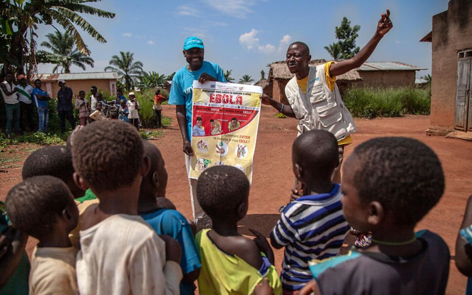 Ebola Kongo: UNICEF-Mitarbeiter zeigen Kindern, wie sie sich schützen können