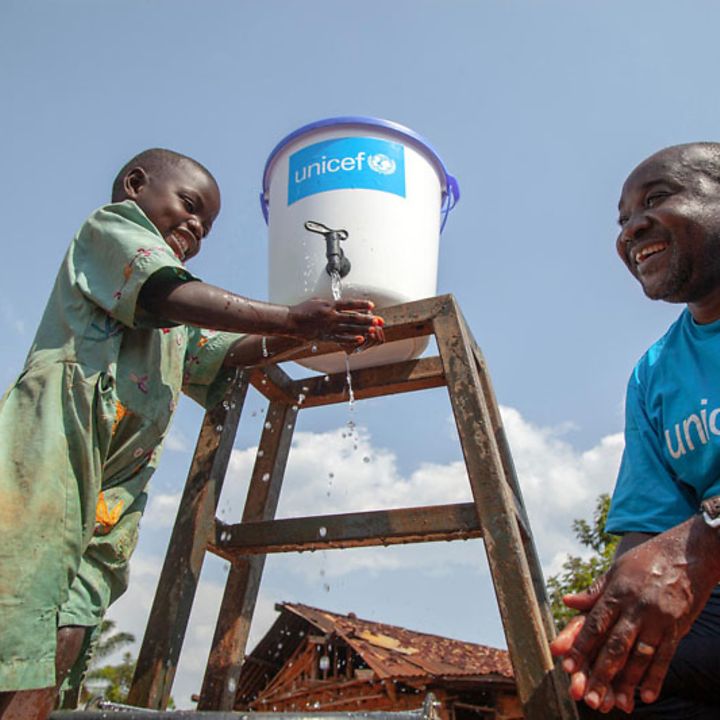 Ebola im Kongo: Mädchen wäscht sich die Hände