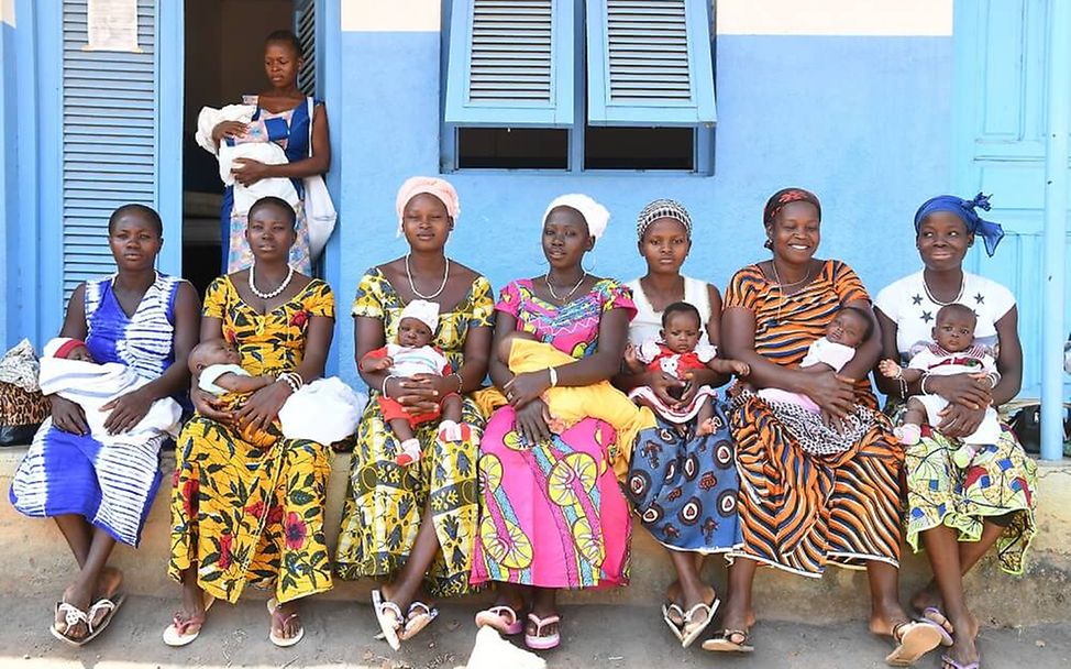 Elfenbeinküste: Mütter halten ihre Neugeborenen.