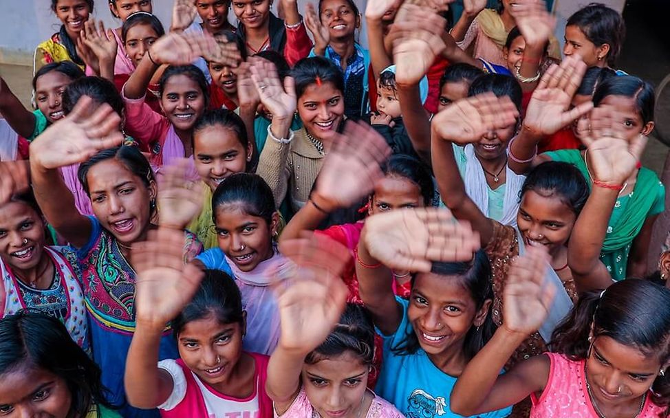 Indien: Mädchen aus dem Distrikt Giridih winken in die Kamera