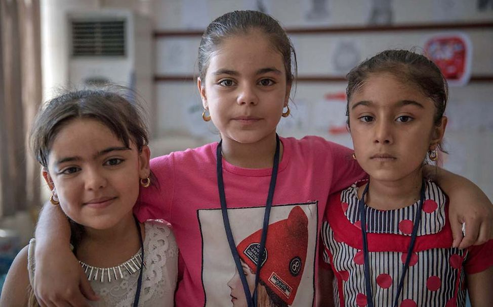 Freude am Lernen: Diese drei Mädchen kommen gerne ins Lernzentrum Kirkuk