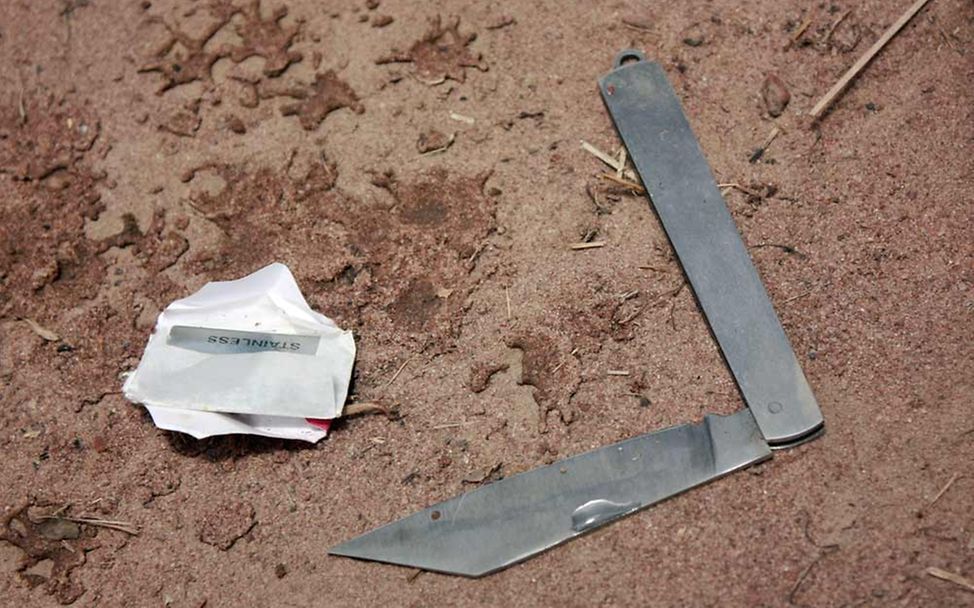 Genitalverstümmelung in Gambia: Beschneidungen werden z.B. mit Taschenmessern oder Rasierklingen vorgenommen. 