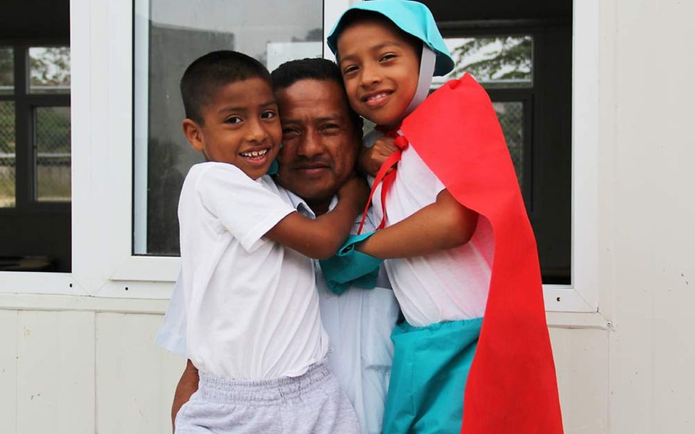 Ecuador: Eltern lernen, ihre Kinder zu stärken. 
