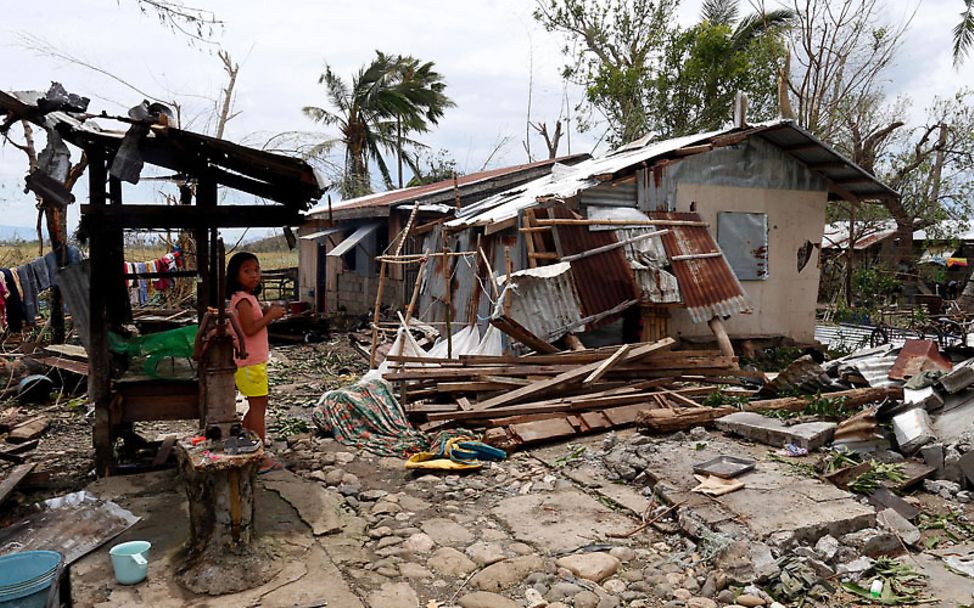 Philippinen Taifun Mangkhut: Ein Mädchen steht neben einem zerstörten Haus