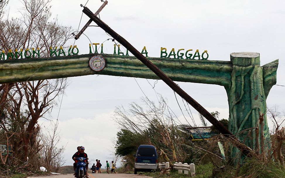 Philippinen Taifun Mangkhut: Ein umgekippter Telefonmast ragt über eine Straße