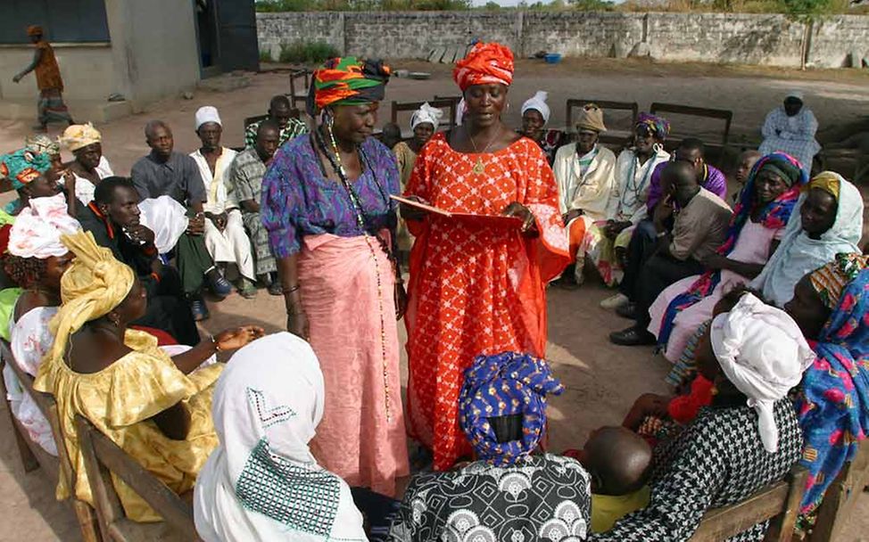 Genitalverstümmelung in Gambia: Dorfbewohner*innen erhalten Infos zur Genitalverstümmelung. 