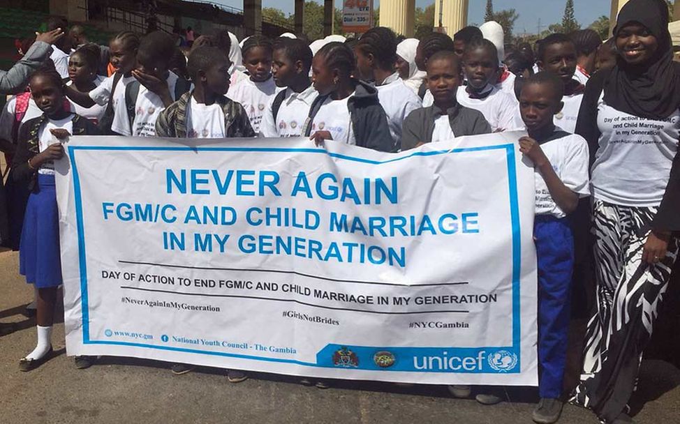 Genitalverstümmelung in Gambia: Demo gegen Mädchenbeschneidung und Kinderheirat