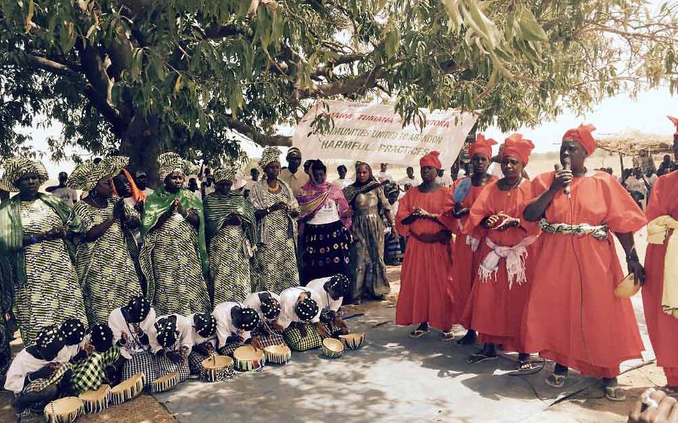 Genitalverstümmelung in Gambia: Während einer Zeremonie wird die Abkehr von der Mädchenbeschneidung gefeiert. 