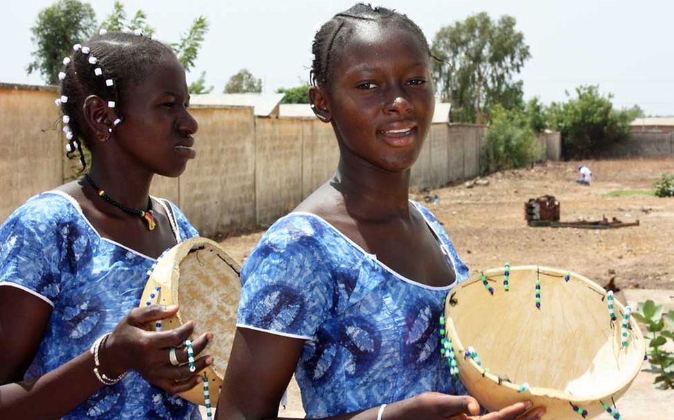 Genitalverstümmelung in Gambia: UNICEF informiert Jugendliche über ihre Rechte. 