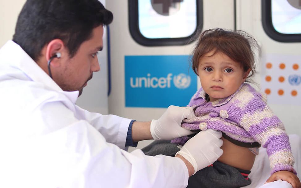 Syrien Krieg: Untersuchung in einer mobilen Klinik von UNICEF