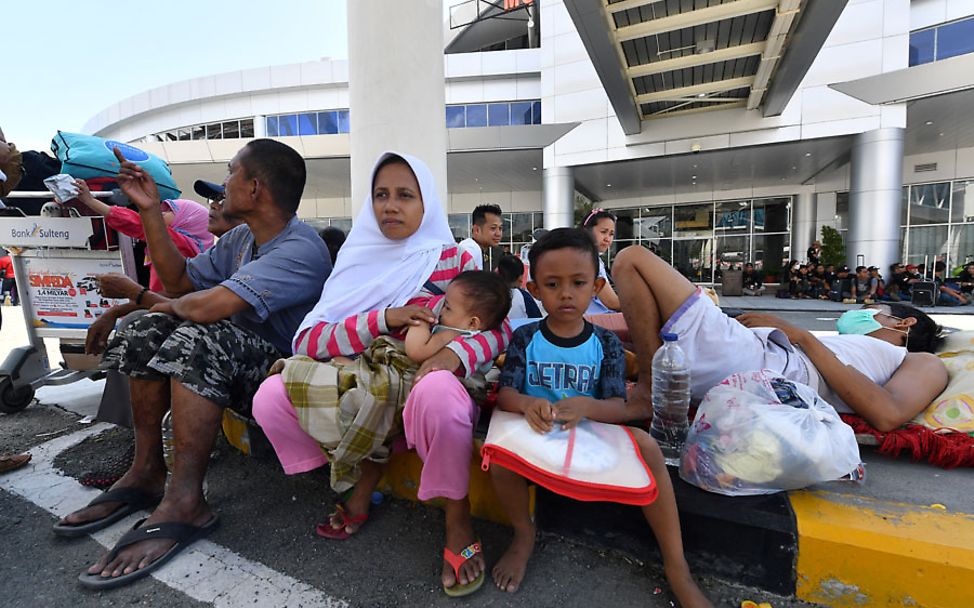 Indonesien: Vom Erdbeben betroffene Familie wartet auf Evakuation