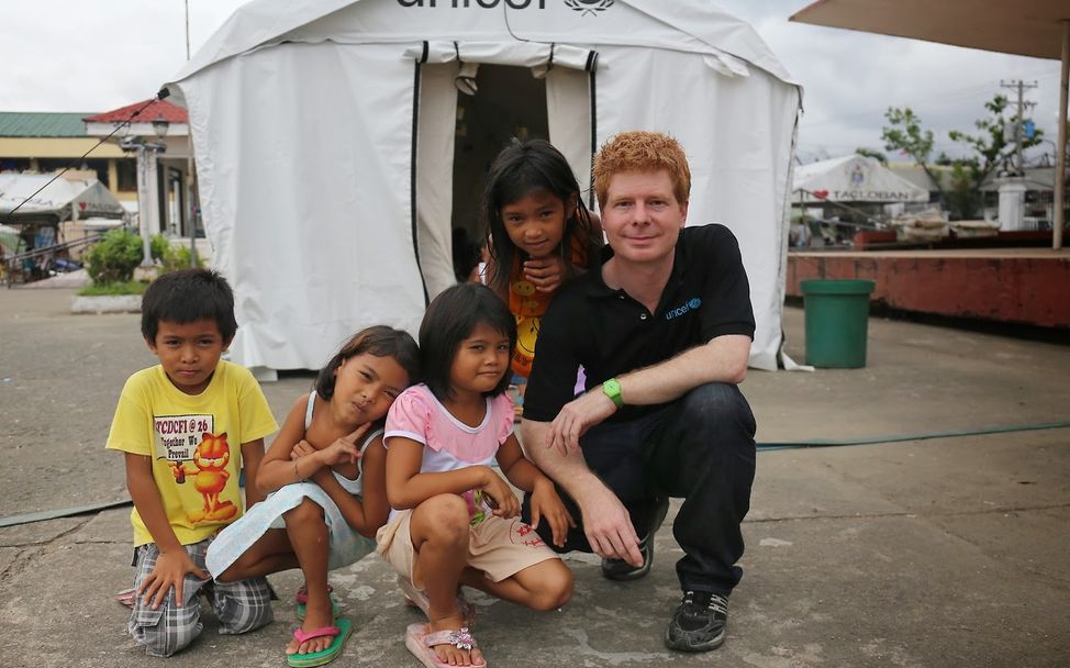 UNICEF-Mitarbeiter Gregor Henneka mit Kindern