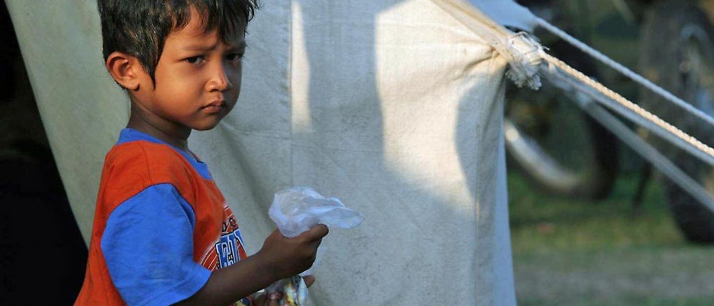 UNICEF-Hilfe in Indonesien: Junge vor einer Notunterkunft