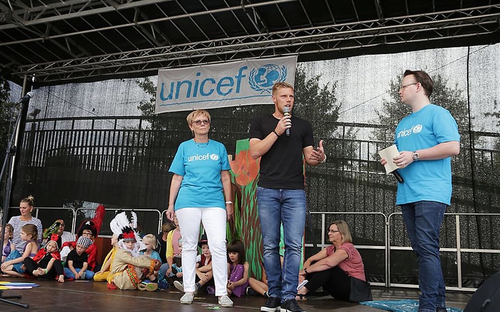 UNICEF-Städtepartnerschaft Düsseldorf: Rouwen Hennings auf der Bühne am Weltkindertag