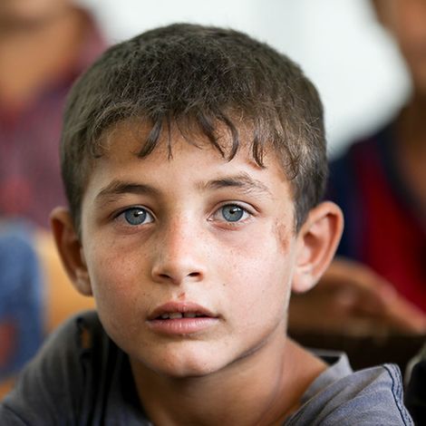 Idlib,Syrien: Ein Junge schaut ernst in die Kamera.