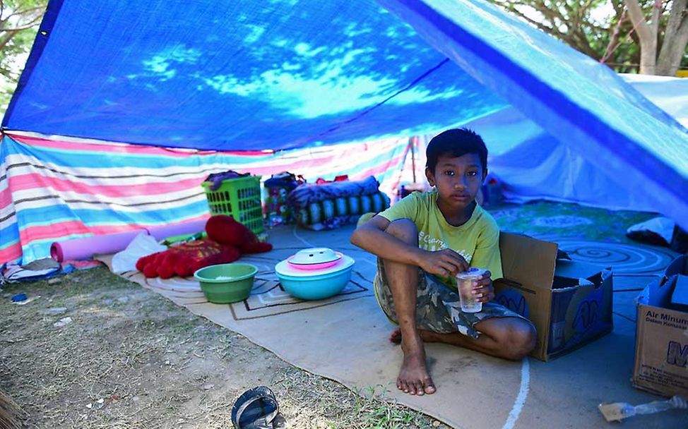 Haikal ist eines der vielen Kinder, die nach der Katastrophe in einem provisorischen Zelt lebten. 