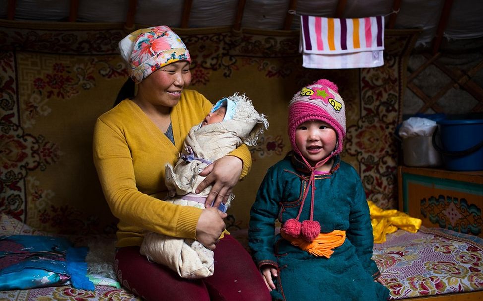 Fakten über Mädchen: Familie aus Mongolia in Nomadenzelt