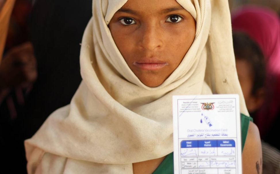Impfschutz: Ein Mädchen im Jemen zeigt ihren Impfpass. 
