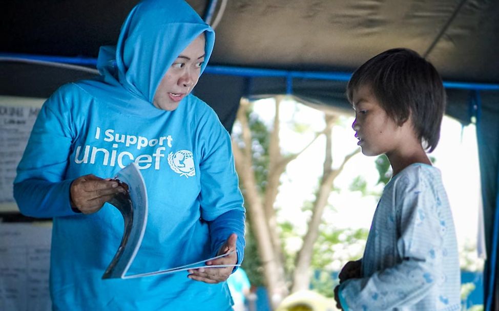 Diah ist traumatisiert und bekommt Hilfe durch eine UNICEF-Sozialarbeiterin.