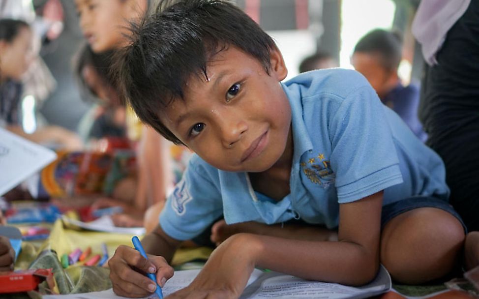 Tsunami in Indonesien: Aril übt Schreiben in einer Notschule