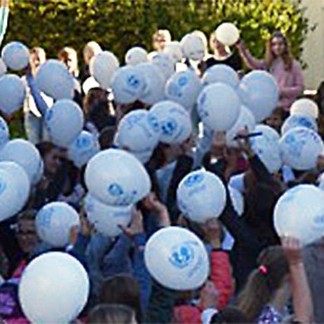 Luftballons mit Aufschriften von Missständen gegenüber Mädchen