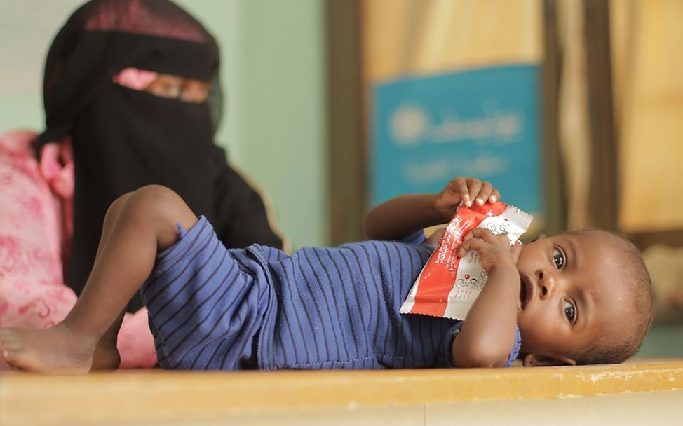 Im Jemen bekommt ein Kind therapeutische Spezialnahrung gegen Mangelernährung