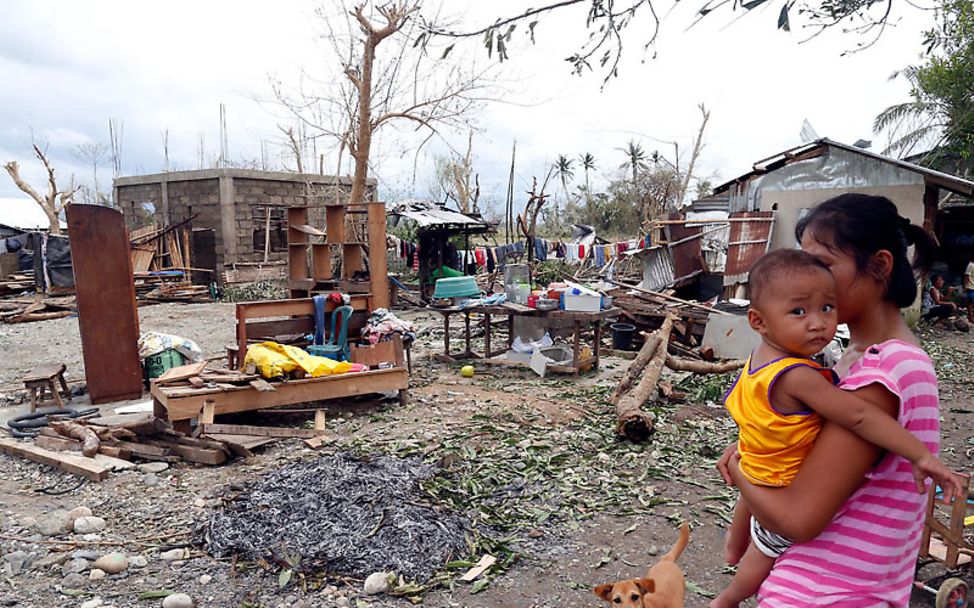 Philippinen Taifun Mangkhut: Mutter mit Kind neben zerstörtem Haus