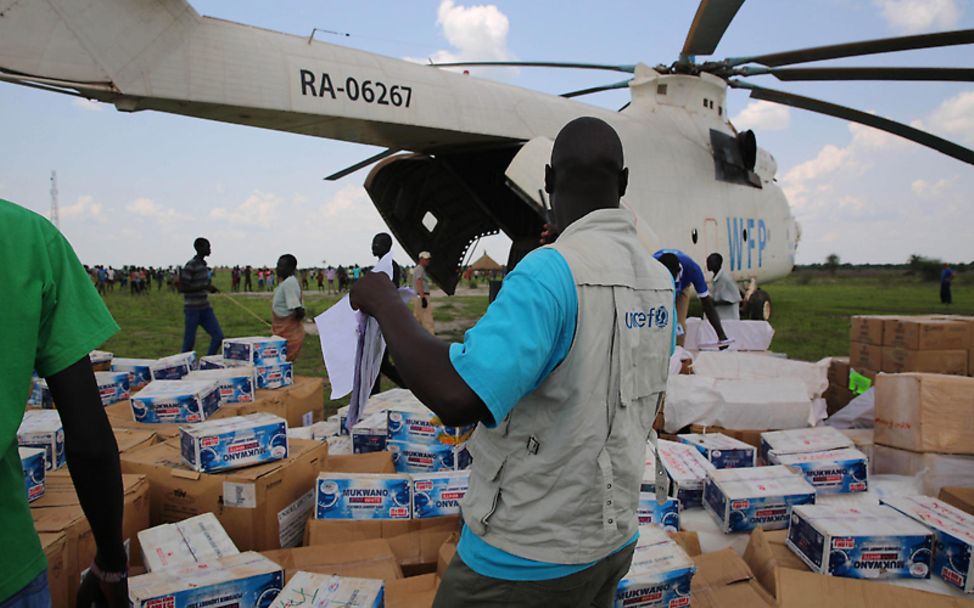 Südsudan: Ein Hubschrauber mit Hilfsgütern ist gelandet