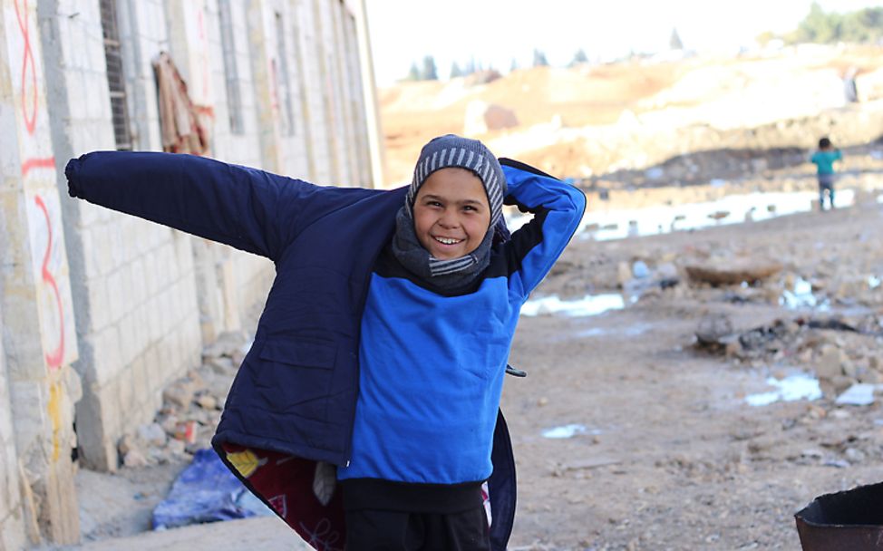 Syrien: Ahmed probiert seine neue Winterjacke an