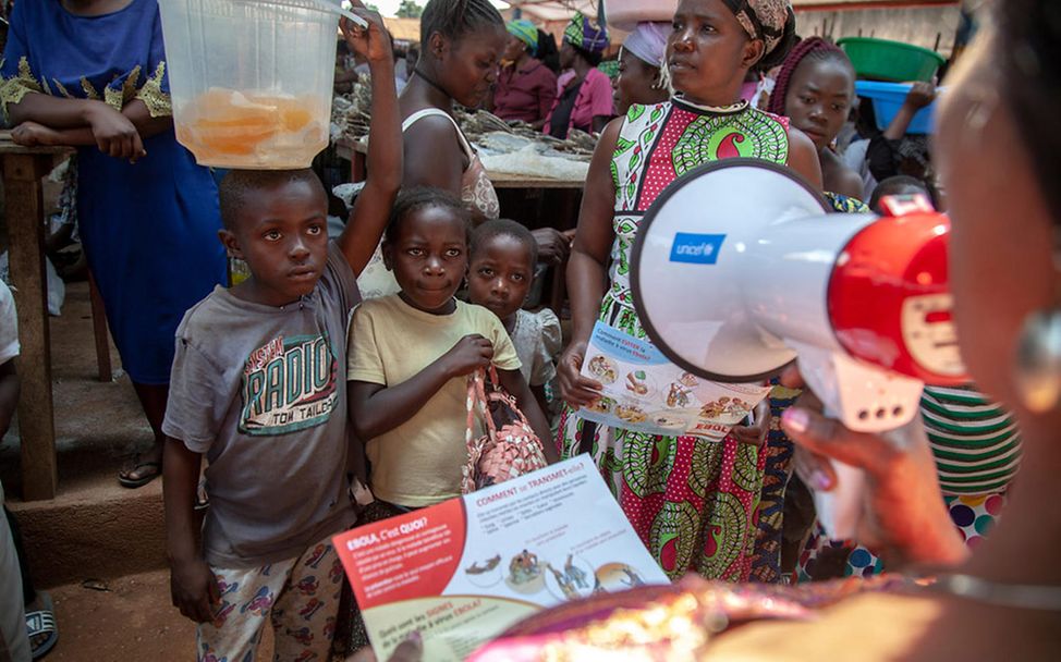 Ebola im Kongo: Eine Mitarbeiterin eines UNICEF Teams klärt Kinder über Ebola auf.