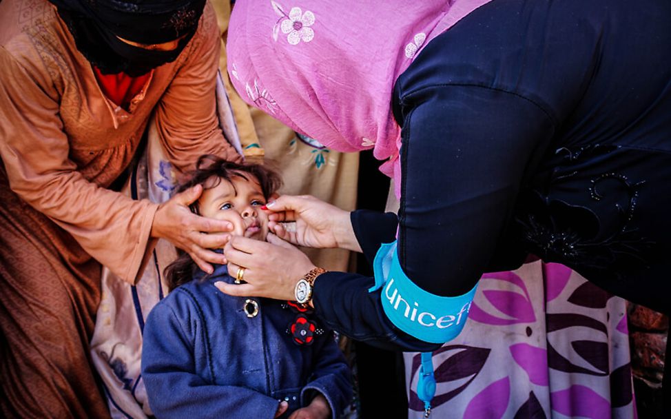 Jemen: Ein Mädchen bekommt eine Polio-Impfung