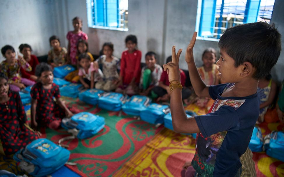 Spenden Weihnachten: Schüler lernen Rechnen in einer Notschule für Rohingya-Flüchtlinge