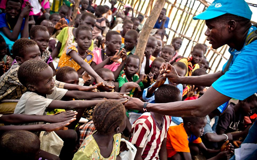 Spenden Weihnachten: UNICEF-Mitarbeiter bei einer Hygiene-Schulung mit einer Gruppe Kinder im Südsudan