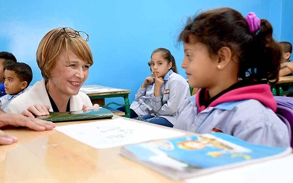 Beirut: Elke Büdenbender sitzt lächelnd vor einer jungen Schülerin.