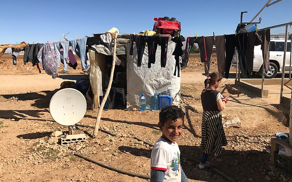 Libanon: Ein kleiner Junge steht vor einem selbstgebauten Zelt.