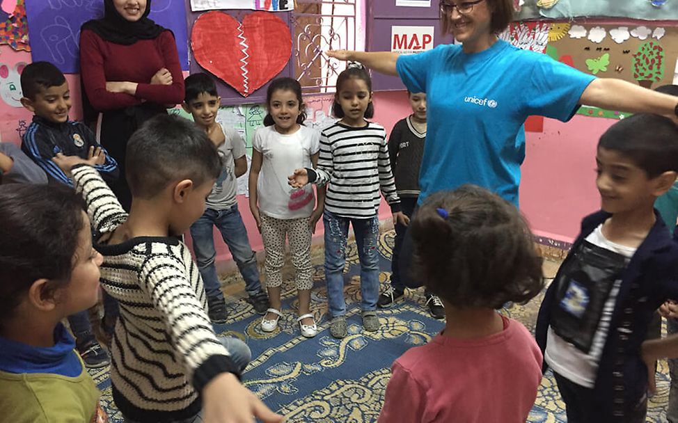 Libanon: Ninja Charbonneau spielt mit Kindern eines Flüchtlingscamps.