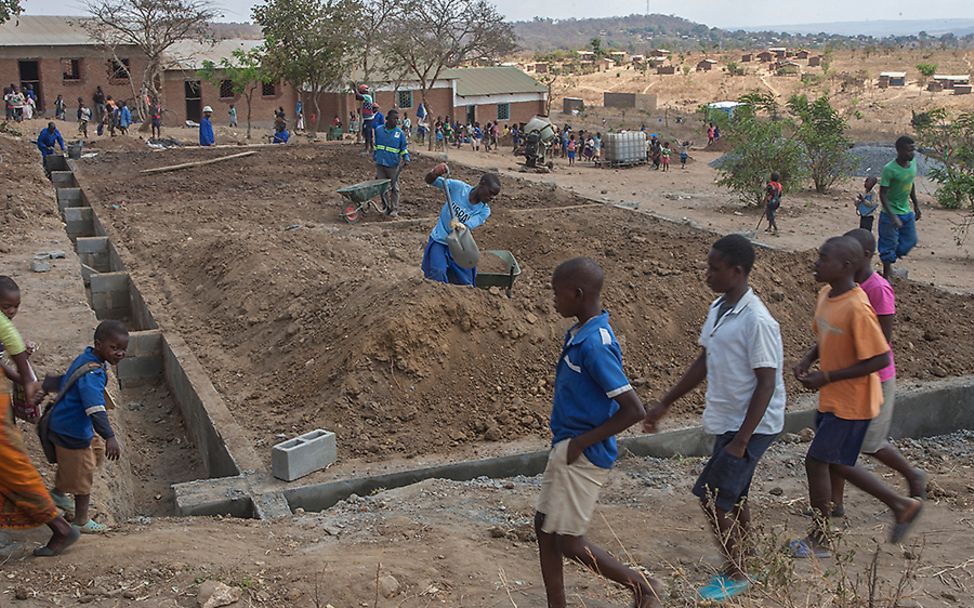 Malawi: Schüler begutachten das Fundament der neuen Schule.