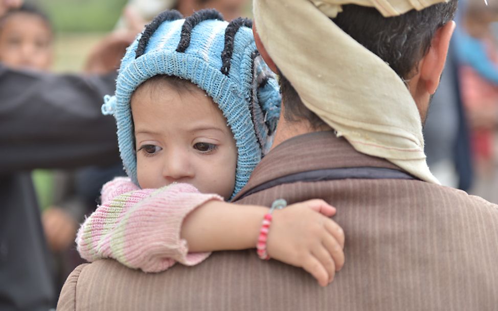 Hunger im Jemen: Ein Vater trägt sein Kind auf dem Arm