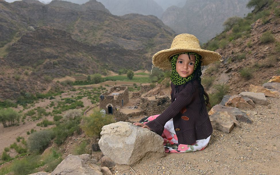 Hunger im Jemen: Monira am Haus ihrer Familie