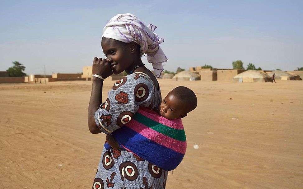Eine Mutter in Mali auf dem Rückweg vom Krankenhaus. 